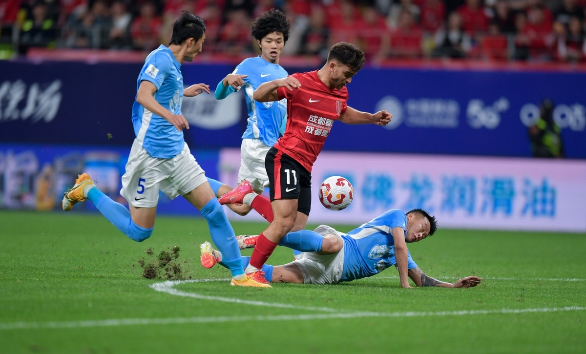 bob体育官方入口-足球场上发生激烈碰撞，精彩纷呈  第1张