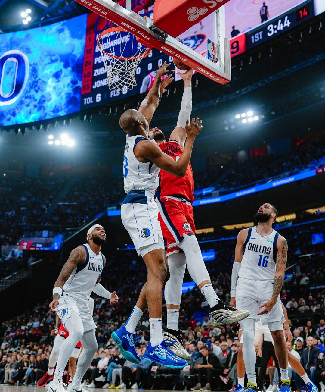 bob体育-快船队长全面发威,率队横扫对手轻取胜利  第1张