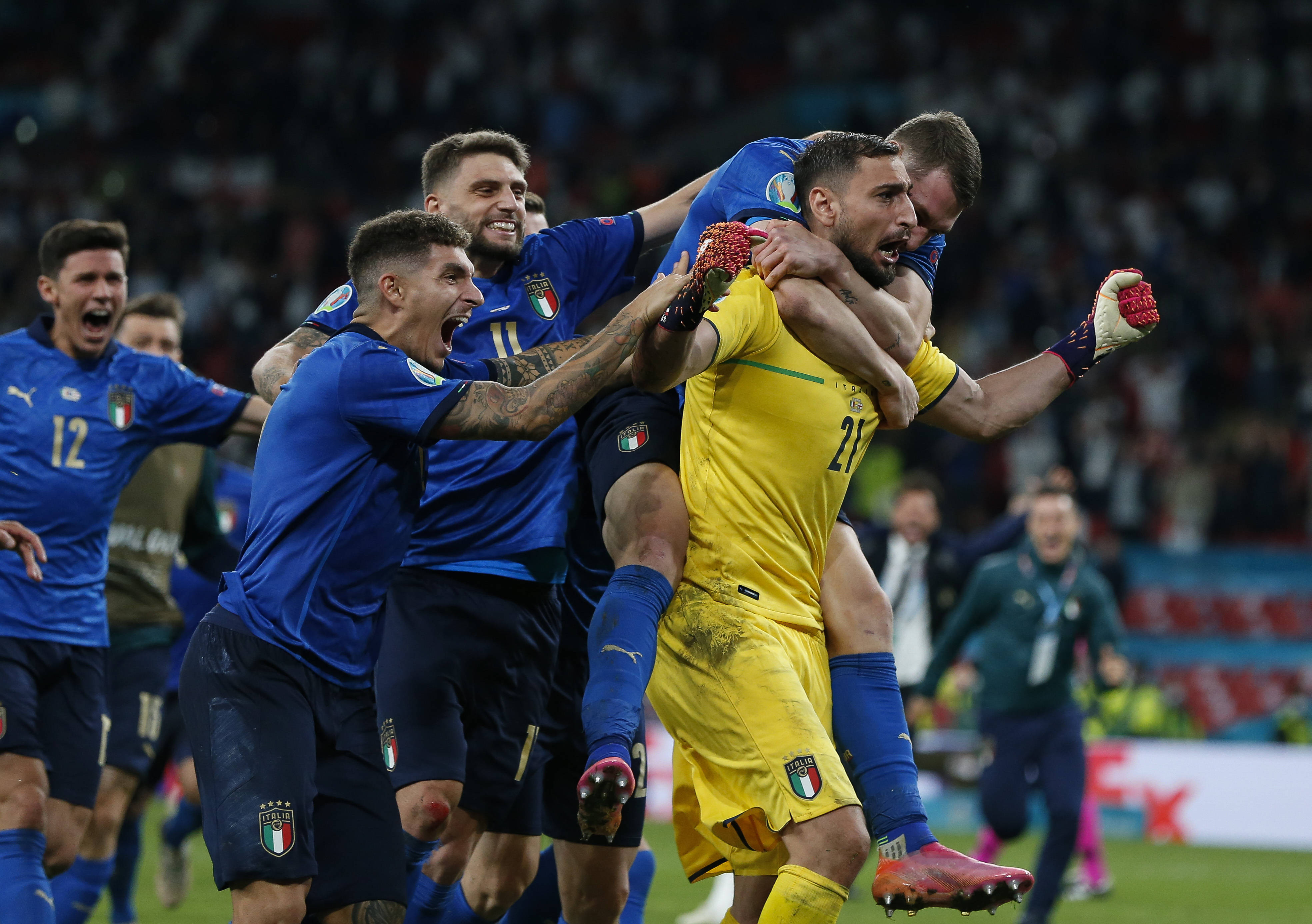 bob体育官网-意大利队凭借稳固的防守力量,取得胜利晋级世界杯  第1张