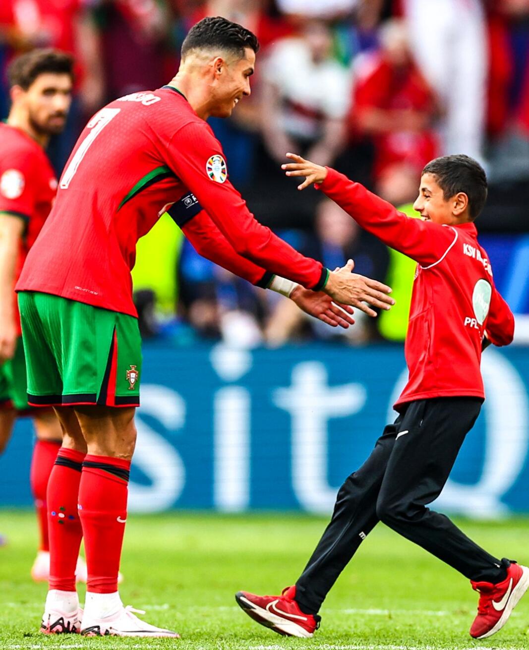 bob体育官网-精彩足球对决引发球迷的热情追捧的简单介绍  第1张