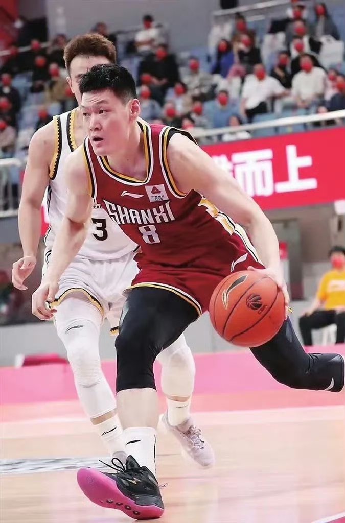 bob体育-篮球赛事中球员技术表现突出，引发专家点评的简单介绍  第1张